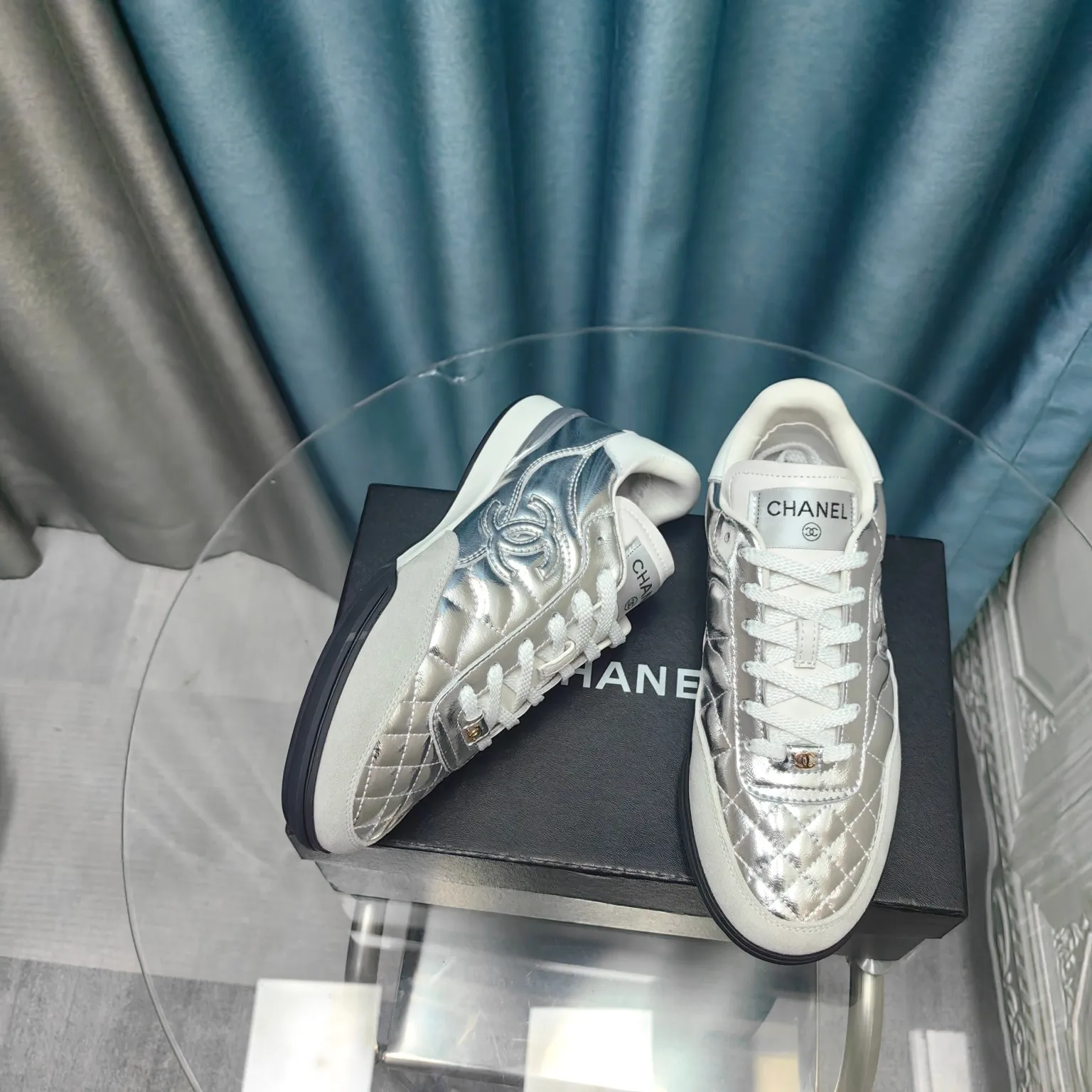 👟👟Ex-factory price 520👟👟 Chanel Chanel - 2024 counter top casual sports shoes This classic design; the upper is electro-embroidered with a variety of techniques; the outsole is fashionable and sporty; it is unusual to incorporate a variety of color matching elements... The diversified mix and match is very beautiful and versatile, casual, fashionable, sports and outdoor can be taken into account... ꫛꫀꪝ Go➫ Material: ❶Upper made of: Original imported mixed-breed sheep ❷Inside made of: original imported breathable sheepskin ❸Outsole based on: original TPU outsole Full set of boutique packaging for women 35–41